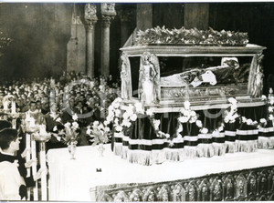 1959 VENEZIA BASILICA SAN MARCO Messa per san Pio X - L'urna esposta ai fedeli