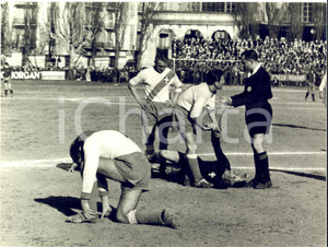 1960 ca CALCIO SERIE B Partita del NOVARA - Giocatore infortunato *Foto