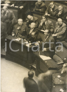 1954 PARIS Pierre MENDÈS FRANCE durante il voto sul riarmo della Germania *Foto