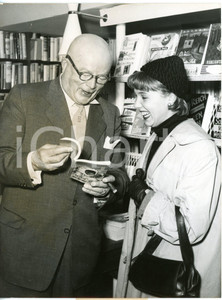 1953 DUSSELDORF - Publisher Ernst ROWOHLT selling one of his books in a store