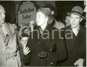 1954 BERLIN CONFERENCE - Activist Barbara ROTRAUT PLEYER among the journalists