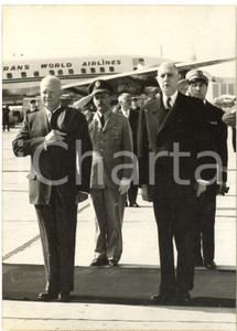 1959 PARIS BOURGET Dwight EISENHOWER Charles DE GAULLE ascoltano inni nazionali
