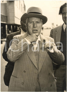 1958 LONDON Airport - Charlie CHAPLIN during a vehement answer to a journalist