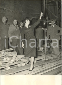 1959 PARIS Gina LOLLOBRIGIDA controlla l'allestimento per la prima del suo film