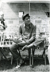 1966 CANTAGIRO Gianni MORANDI prova un paio di sandali nuovi - Foto 13x18 cm