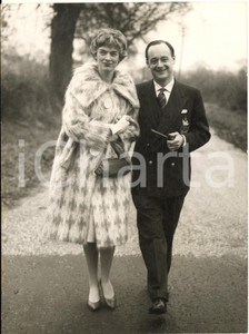 1958 LONDON Speed champion Donald CAMPELL with his fiancee Tonia BERN - Photo