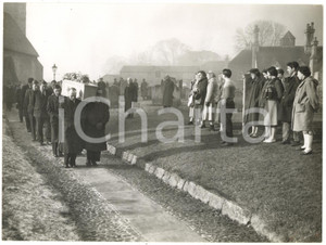 1959 FARNHAM (UK) Funeral of Mike HAWTHORN - The coffin carried from the church