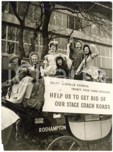1956 LONDON Royal Festival Hall - Girls in costume on a coach - Photo 15x20