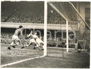 1959 LONDON FOOTBALL Arsenal-Blackburn Rovers 1-1 - Derek DOUGAN scoring a goal