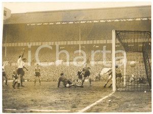 1959 LONDON FOOTBALL Tottenham Hotspur-Norwich City - Cliff JONES scoring a goal