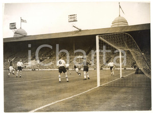 1959 WEMBLEY FOOTBALL Nottingham Forest-Luton Town - Roy DWIGHT after his goal