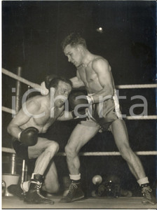 1957 LONDON BOXE British lightweight - Dave CHARNLEY winning against Joe LUCY