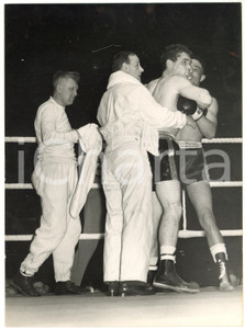 1953 LONDON BOXE middleweight - Walter CARTIER pulled away from Randolph TURPIN