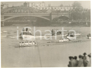 1957 LONDON Barnes Bridge - BOAT RACE - CAMBRIDGE crew winning against OXFORD