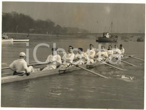 1955 LONDON - ROWING - CAMBRIDGE UNIVERSITY crew training for boat race *Photo