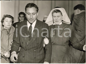 1959 LONDON Sefik FENMEN gets hospital treatment after plane crash *Photo 20x15