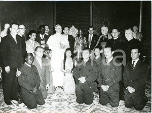 1956 ROMA Pio XII riceve statua Cristo lavoratore da delegazione dei continenti