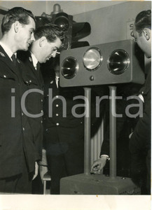 1954 MILANO Presentazione segnalatori di rumore - Vigili osservano fonometro