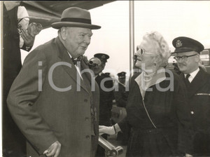 1959 LONDON Airport - Sir Winston CHURCHILL welcomed by his wife *Photo 20x15