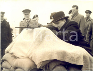 1954 LONDON MILL HILL John STRACHEY firing the new Belgian F. N. rifle - Photo