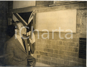 1953 LONDON Actor Bob HOPE reads the plaque to thank him at CLUBLAND - Photo