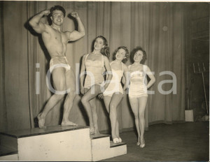 1954 LONDON Scala Theatre - Wally WRIGHT new MISTER BRITAIN - Photo 20x15