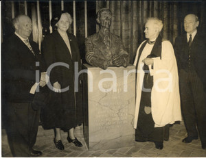 1954 LONDON St. Paul's Cathedral - Bust of Sir STAFFORD CRIPPS unveiled *Photo