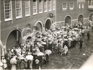 1959 LONDON Church House - Shareholders of State Building Society in the rain