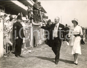1960 EPSOM Harold MACMILLAN with his daughter Catherine cheering the crowd