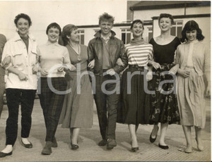 1957 BEACONSFIELD Studios - Tommy STEELE with girls for "The Tommy Steele story"
