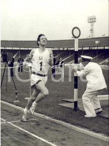1959 LONDON ATHLETICS - S. JAMES wins the One Mile race for Oxford - Photo 15x20