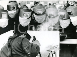 1970 ca ITALIA COSTUME Saldatore insegna il lavoro agli apprendisti *Foto 18x13