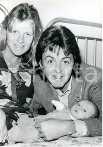 1977 LONDON - Linda e Paul McCARTNEY con il figlio neonato James *Foto