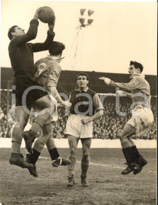 1954 LONDON FOOTBALL - WEST HAM vs BLACKPOOL - Ernie GREGORY stops the ball