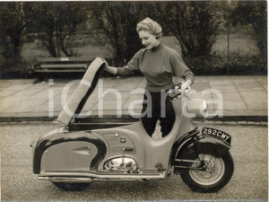 1954 LONDON Christine LODGE showing new DAYTON ALBATROSS scooter - Photo 20x15
