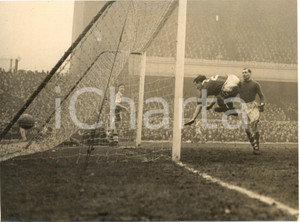 1955 LONDON FOOTBALL - ARSENAL v BIRMINGHAM - Stan CHARLTON scores *Photo