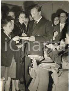 1953 CROYDON Lieutenant Commander Michael LITHGOW signing Royal Doulton Plates