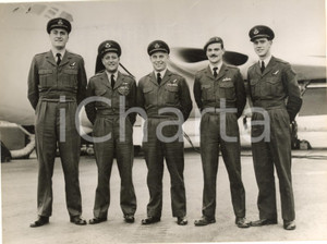 1958 LONDON Crew of RAF VALIANT for British nuclear test *Photo 20x15 cm