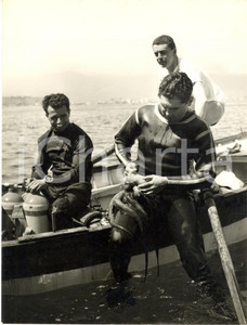 1957 ISOLA GALLINARA Sommozzatori con tute PIRELLI pescano un polpo *Foto