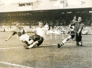 1955 LONDON FOOTBALL Bolton Wanderers-Chelsea 2-5 - Ian GREAVES and Roy BENTLEY