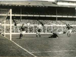 1955 LONDON FOOTBALL Tottenham-Charlton Athletic - Jimmy GAULD scoring a goal