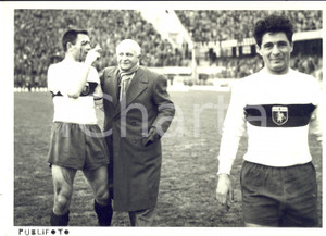 1960 ca CALCIO SERIE A GENOA Uscita dal campo con giocatore infortunato - Foto