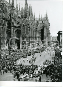 1956 MILANO Piazza del Duomo - CICLISMO 39° GIRO D'ITALIA - Gruppo alla partenza