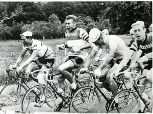 1963 CICLISMO TOUR DE FRANCE - Jacques ANQUETIL mangia durante una pausa *Foto