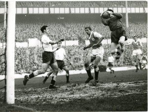 1960 LONDON White Hart Lane - FOOTBALL Tottenham-Fulham - Save by Bill BROWN