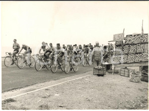 1959 CICLISMO GIRO D'ITALIA Tappa Roma-Napoli - Corridori e venditore di frutta