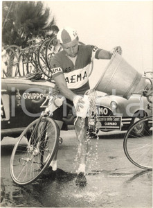 1959 CICLISMO GIRO D'ITALIA Hilaire COUVREUR prende acqua da un secchio *Foto