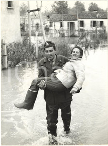 1960 ALLUVIONE DEL POLESINE - ARIANO - Militare soccorre una donna *Foto 18x24
