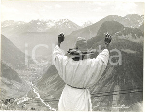 1960 COURMAYEUR COMUNITÀ MASSICCIO BIANCO Giornalista prega vestito da Messia