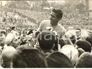 1957 CICLISMO GIRO D'ITALIA MILANO Gastone NENCINI in trionfo all'Arena *Foto